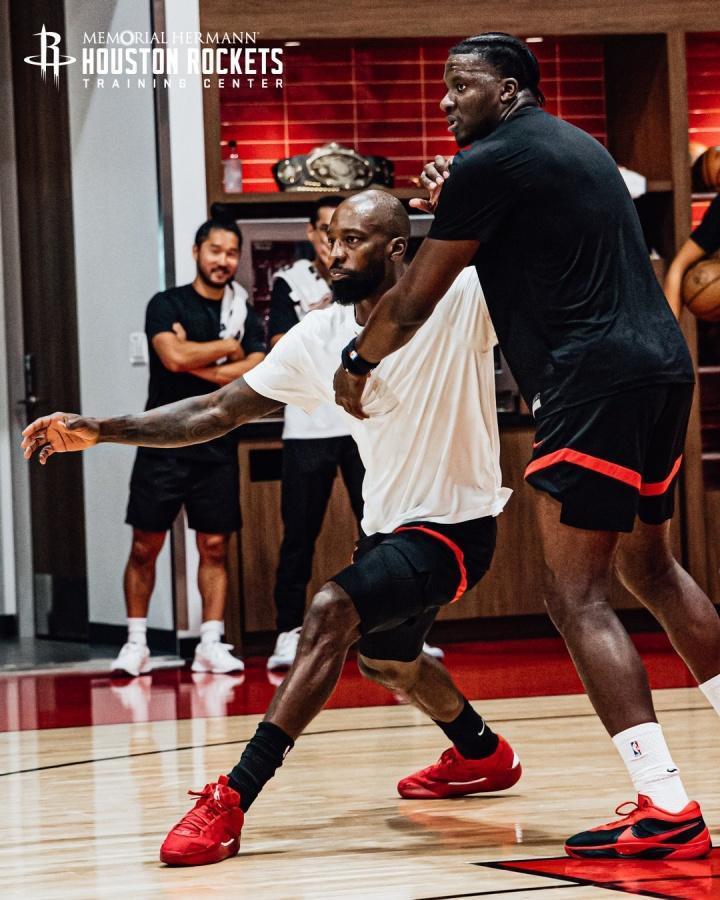 安东尼的这, 成为了火箭, 卡佩拉 安东尼的这, 成为了火箭, 卡佩拉